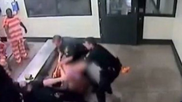 Video: Ataque brutal de preso a carcelero
