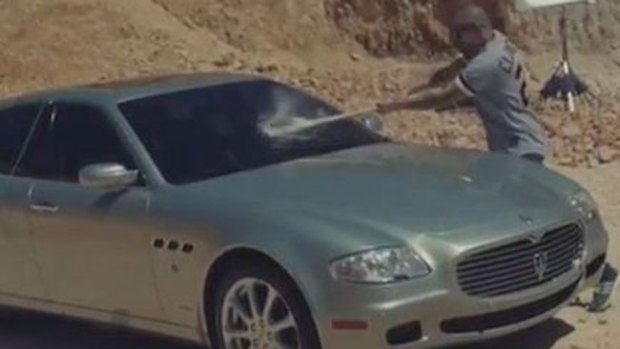 Video: René de Calle 13 destroza su Maserati