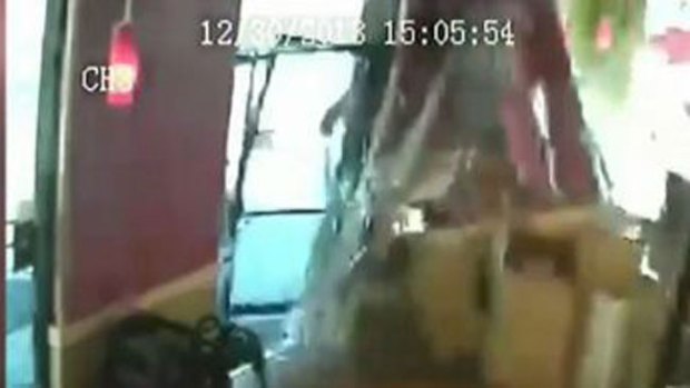 Video: Brutal: auto se estrella contra restaurante