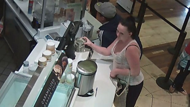 Video: Mujer se roba propinas de heladería