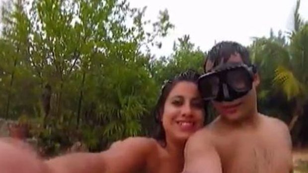 Video: Un rayo interrumpe romántico "selfie"
