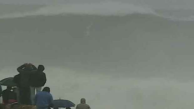 Video: Surfista brasileño atrapa ola gigantesca