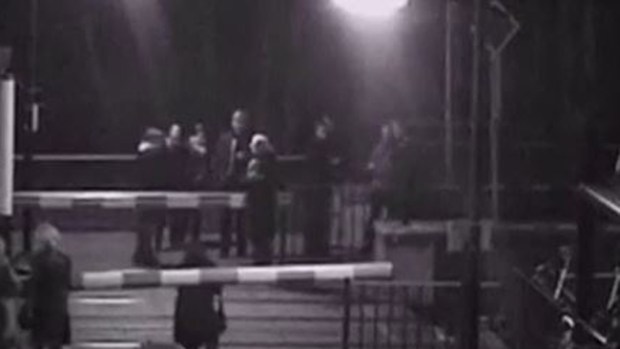 Video: Tren casi tritura una mujer