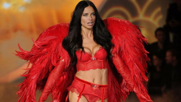 Video: Adriana Lima, uno de los ángeles sexys