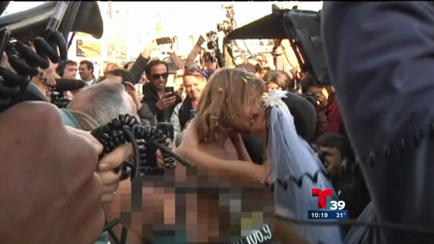 Video: Se desnudan, se casan y los arrestan