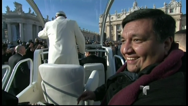 Video: Papa invita a su amigo al papamóvil