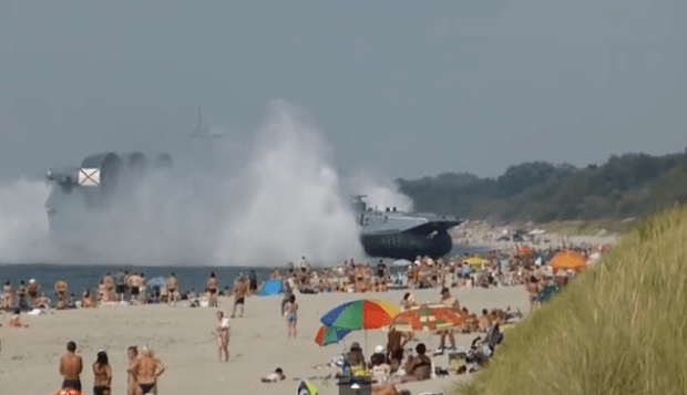 Video: Impactante: un barco atraca en la playa