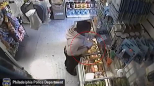 Video: Asaltante roba a punta de… ¿un banano?