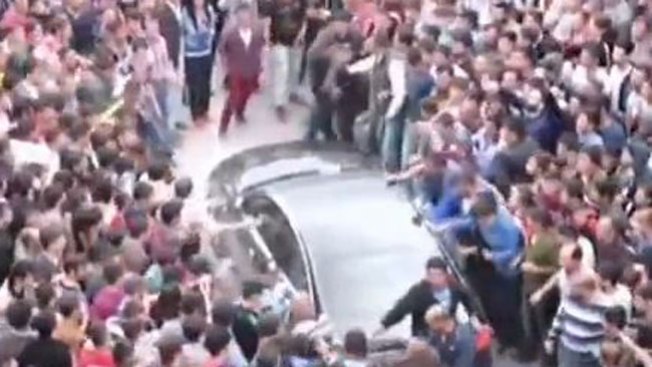 Multitud enojada ataca auto de ministro