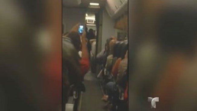 Captan secuestro de avión en vivo