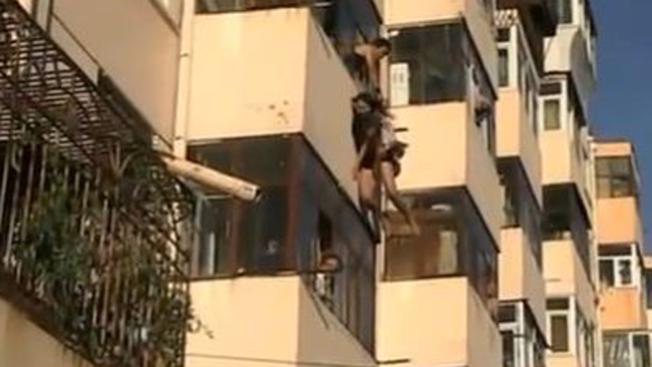 Atrapa a mujer suicida en plena caída