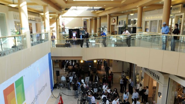 Mujer intenta suicidarse en el mall