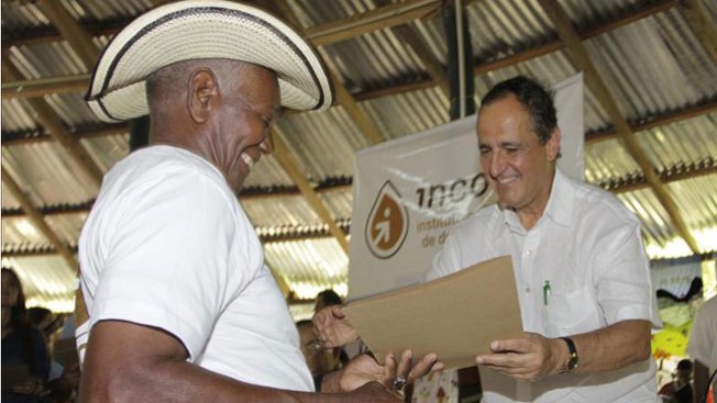 Colombianos recuperan tierras