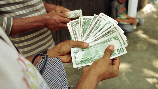 Análisis: alza de salario, menos empleos