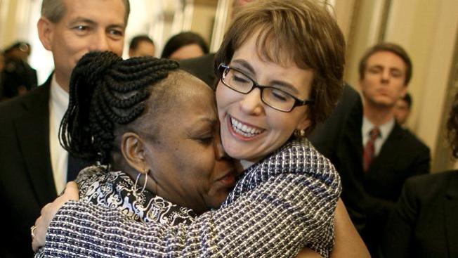 Emotiva despedida a Giffords