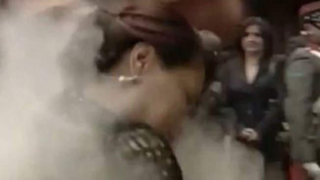Arrojan harina en la cara a mandataria