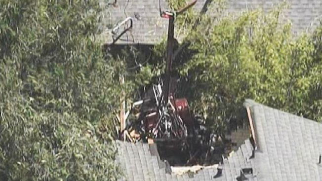 Cae helicóptero sobre casa