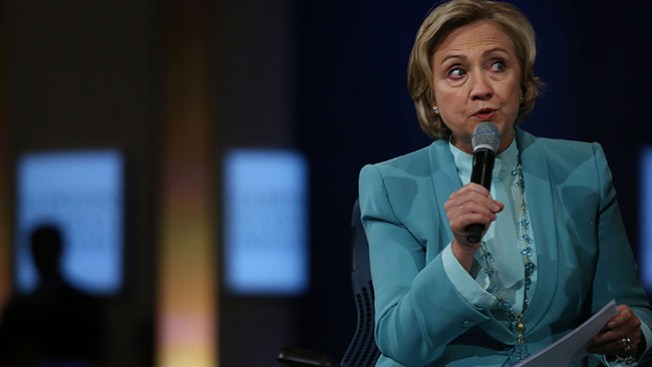 Mujer arroja zapato a Hillary Clinton