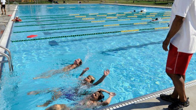 Menor muere tras ahogarse en piscina