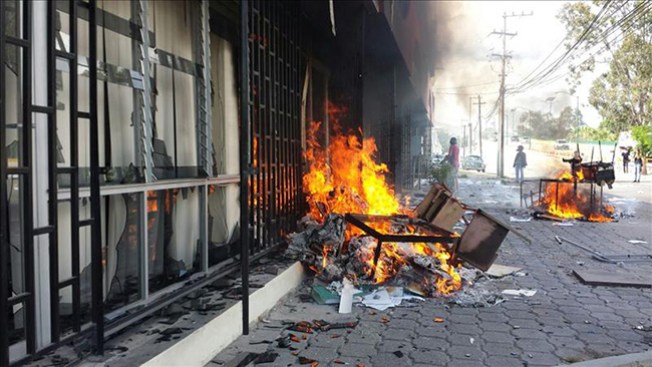 Maestros incendian Congreso en protesta