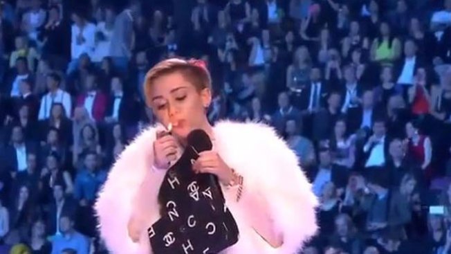 Miley Cyrus fuma marihuana en premios