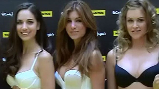 Modelos reivindican el "día del escote"