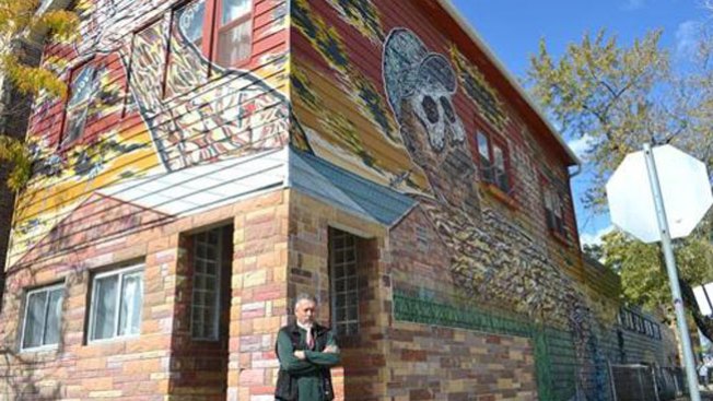 Artista convierte su casa en mural