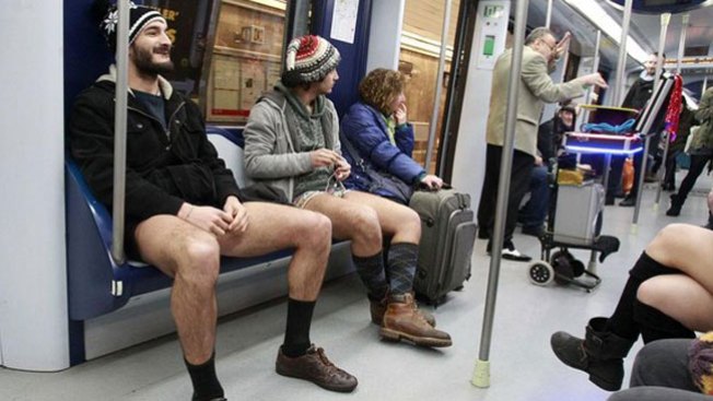 Metros del mundo, llenos de ropa interior