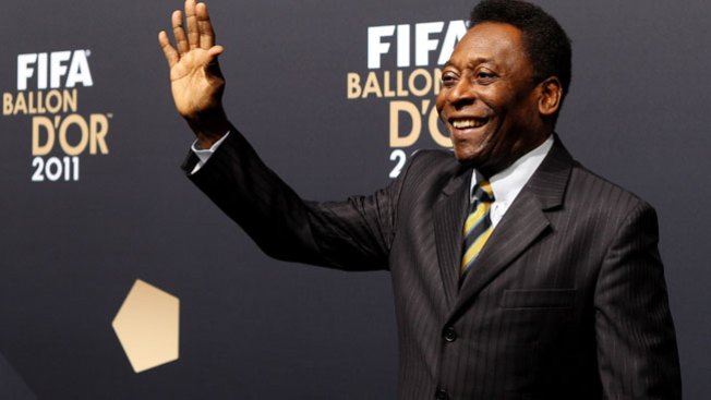 Pelé: mejora pero sigue ingresado