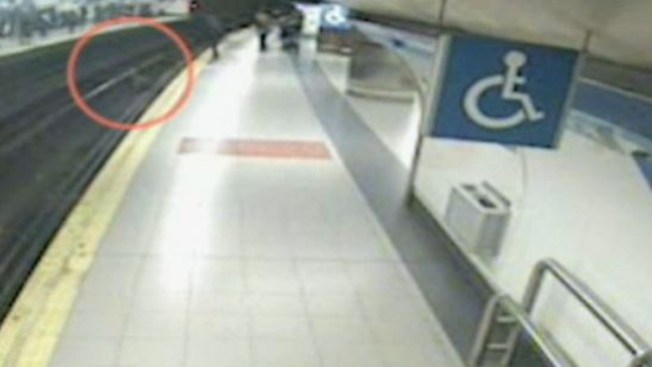 Milagroso rescate en las vías del metro
