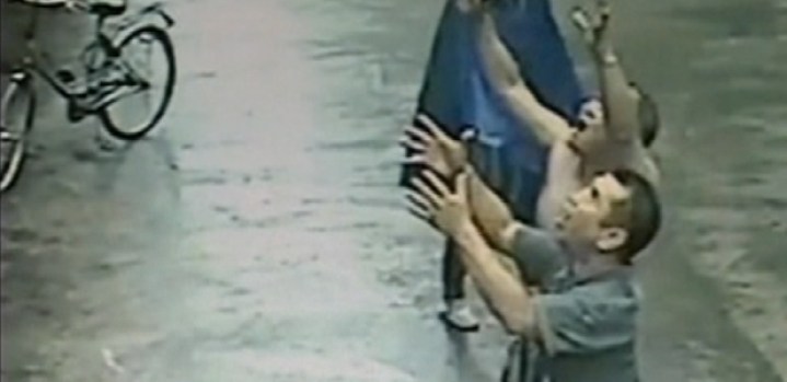 Video: Insólito video: intentan atrapar a bebé
